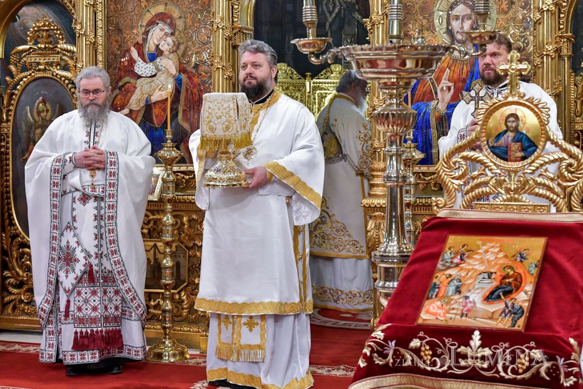 Praznic luminos la Catedrala Patriarhală din București 282413