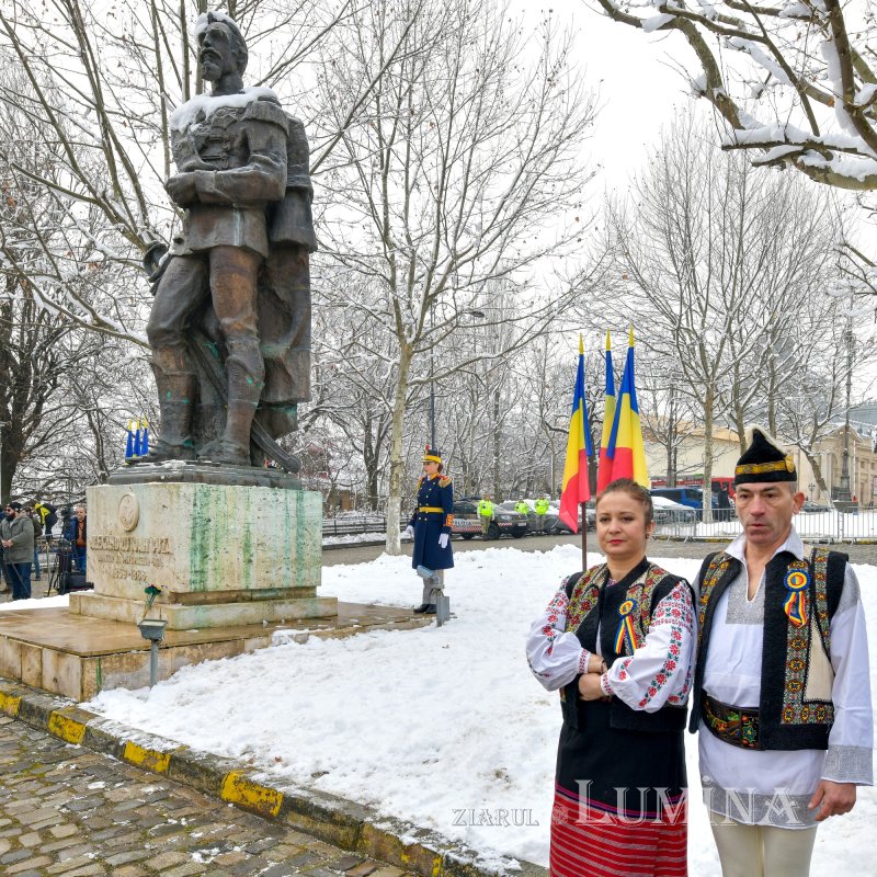 Hora Unirii la statuia domnitorului Alexandru Ioan Cuza din București 284664