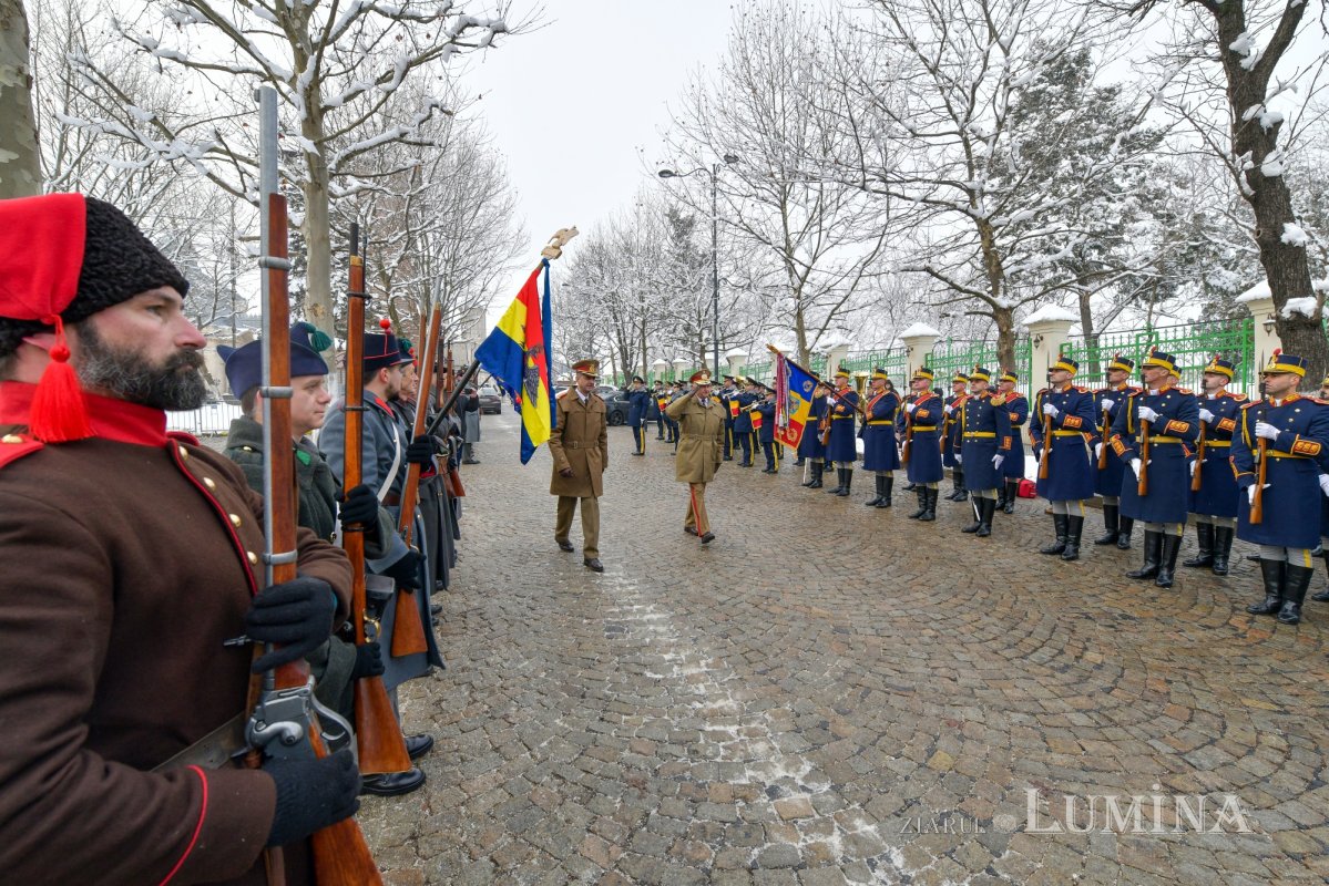 Hora Unirii la statuia domnitorului Alexandru Ioan Cuza din București 284670