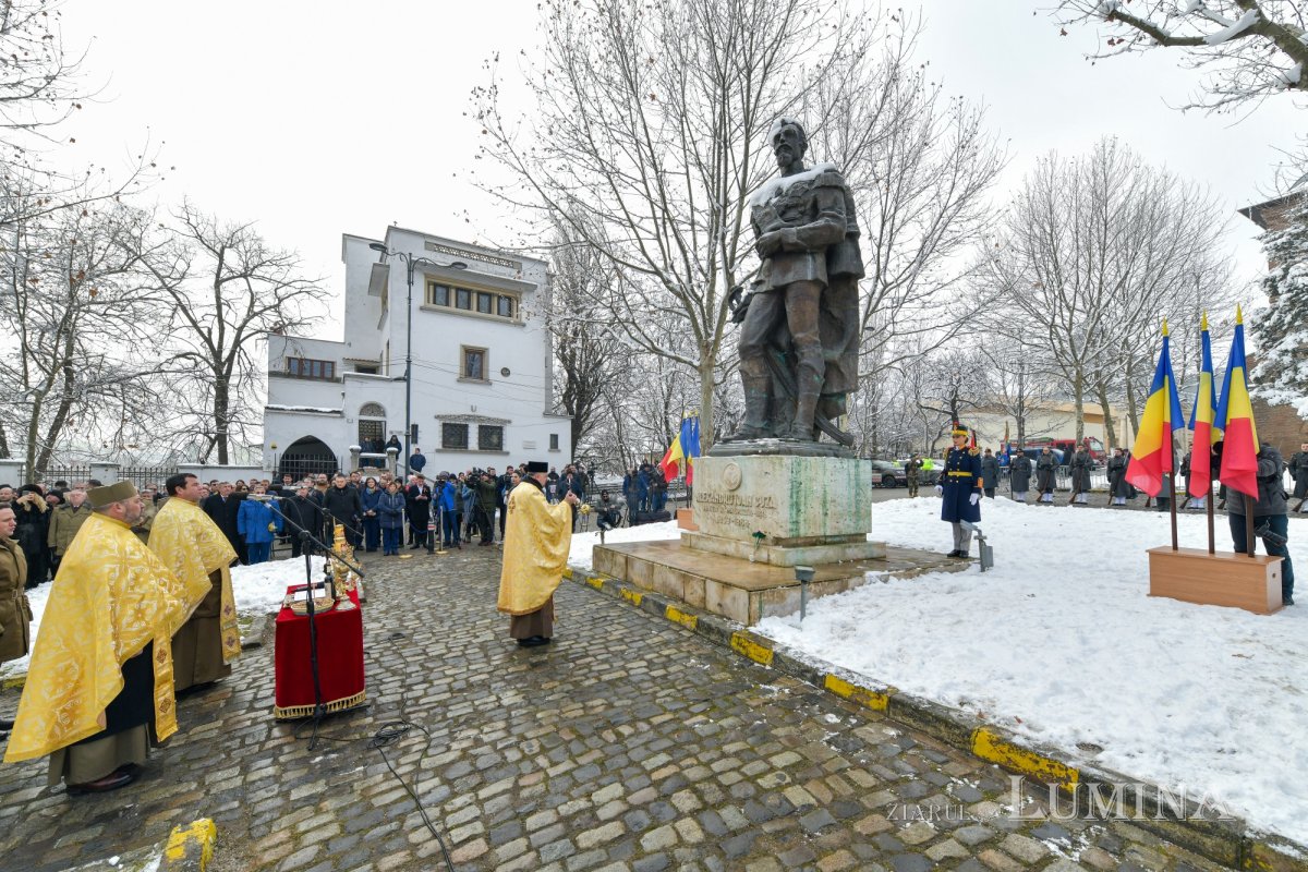 Hora Unirii la statuia domnitorului Alexandru Ioan Cuza din București 284674