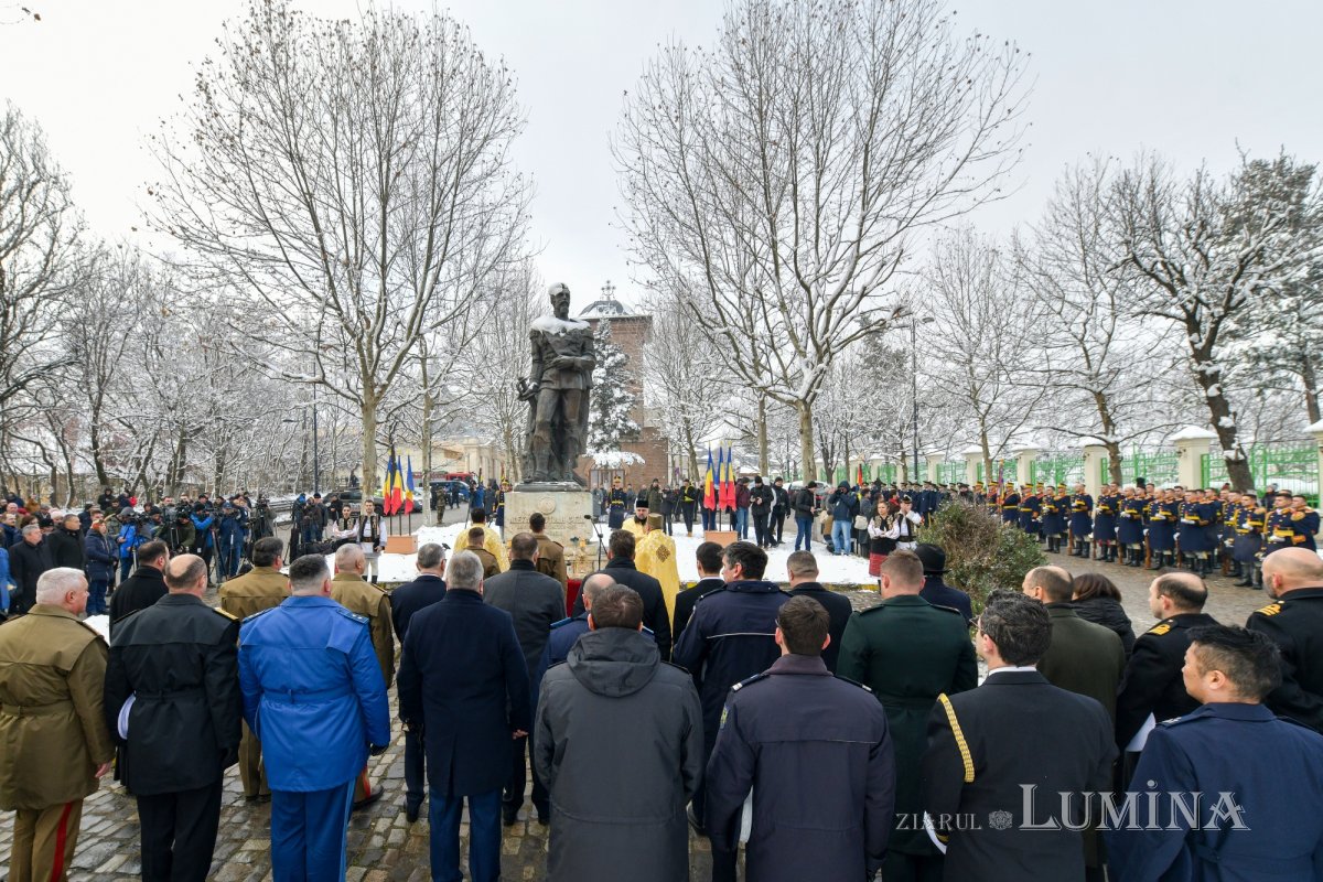 Hora Unirii la statuia domnitorului Alexandru Ioan Cuza din București 284676