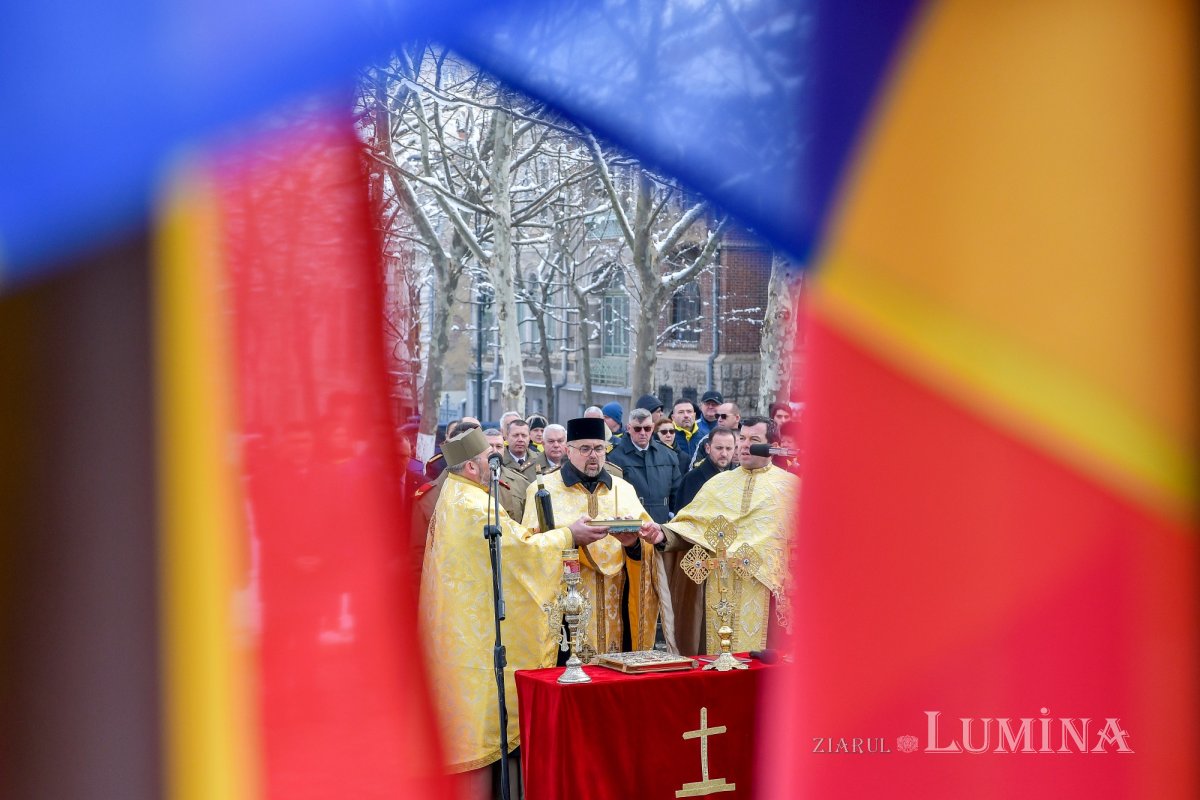 Hora Unirii la statuia domnitorului Alexandru Ioan Cuza din București 284677