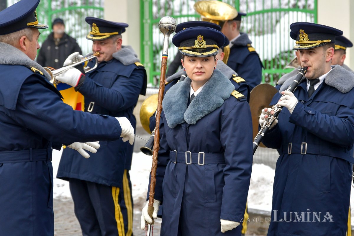 Hora Unirii la statuia domnitorului Alexandru Ioan Cuza din București 284681