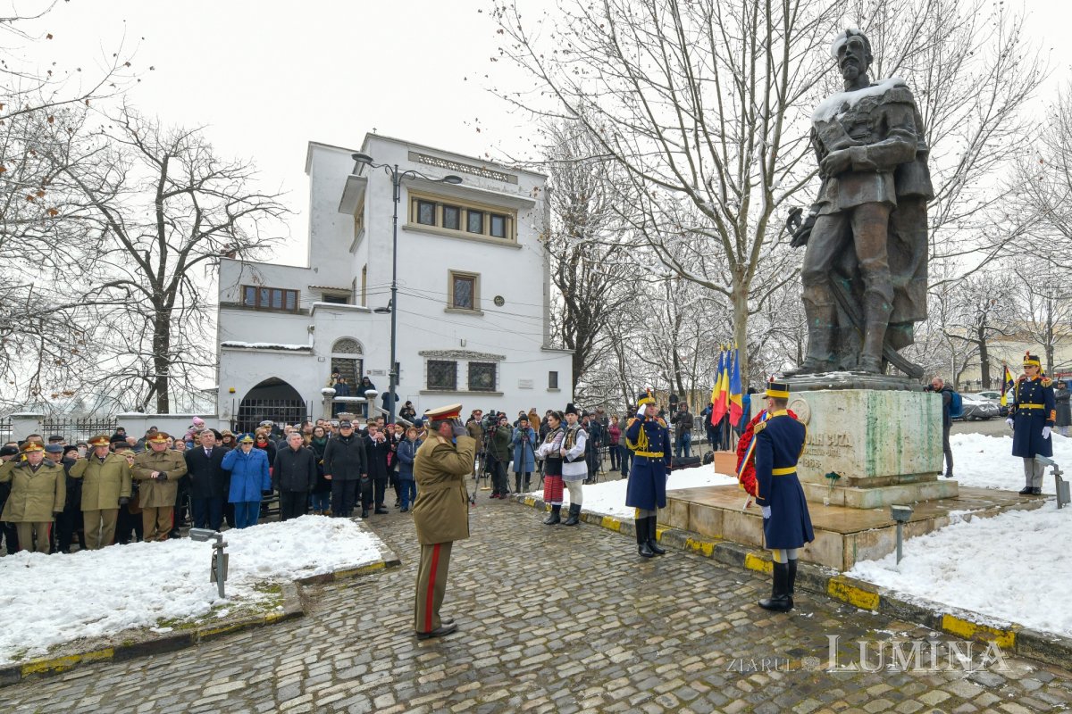 Hora Unirii la statuia domnitorului Alexandru Ioan Cuza din București 284682