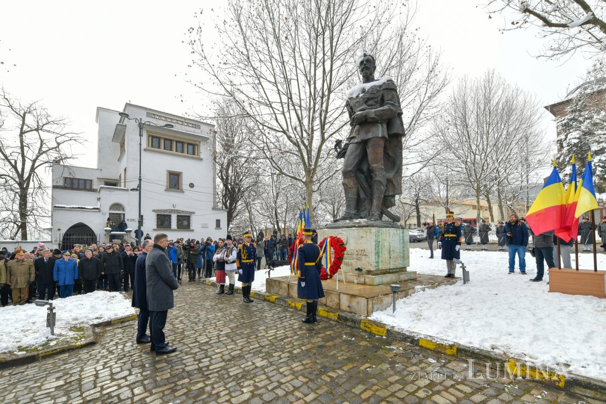 Hora Unirii la statuia domnitorului Alexandru Ioan Cuza din București 284683