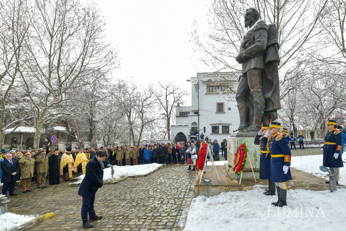 Hora Unirii la statuia domnitorului Alexandru Ioan Cuza din București 284686