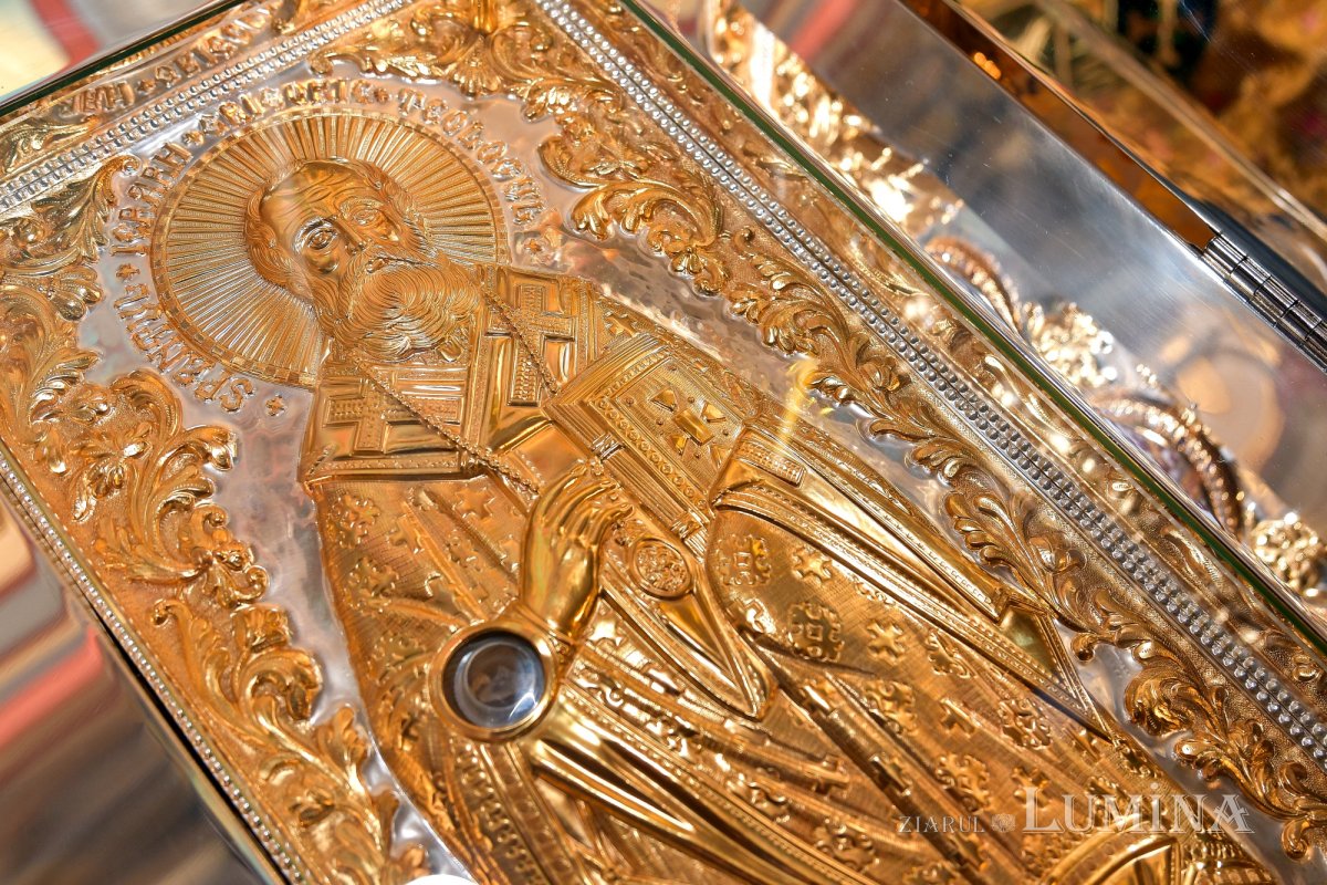 Raclă nouă pentru moaștele Sfântului Grigorie Teologul la o parohie din Capitală 284788