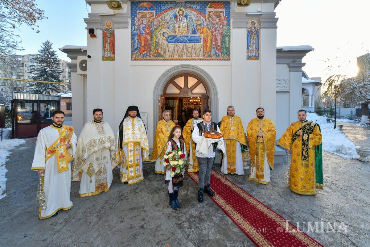 Raclă nouă pentru moaștele Sfântului Grigorie Teologul la o parohie din Capitală 284789
