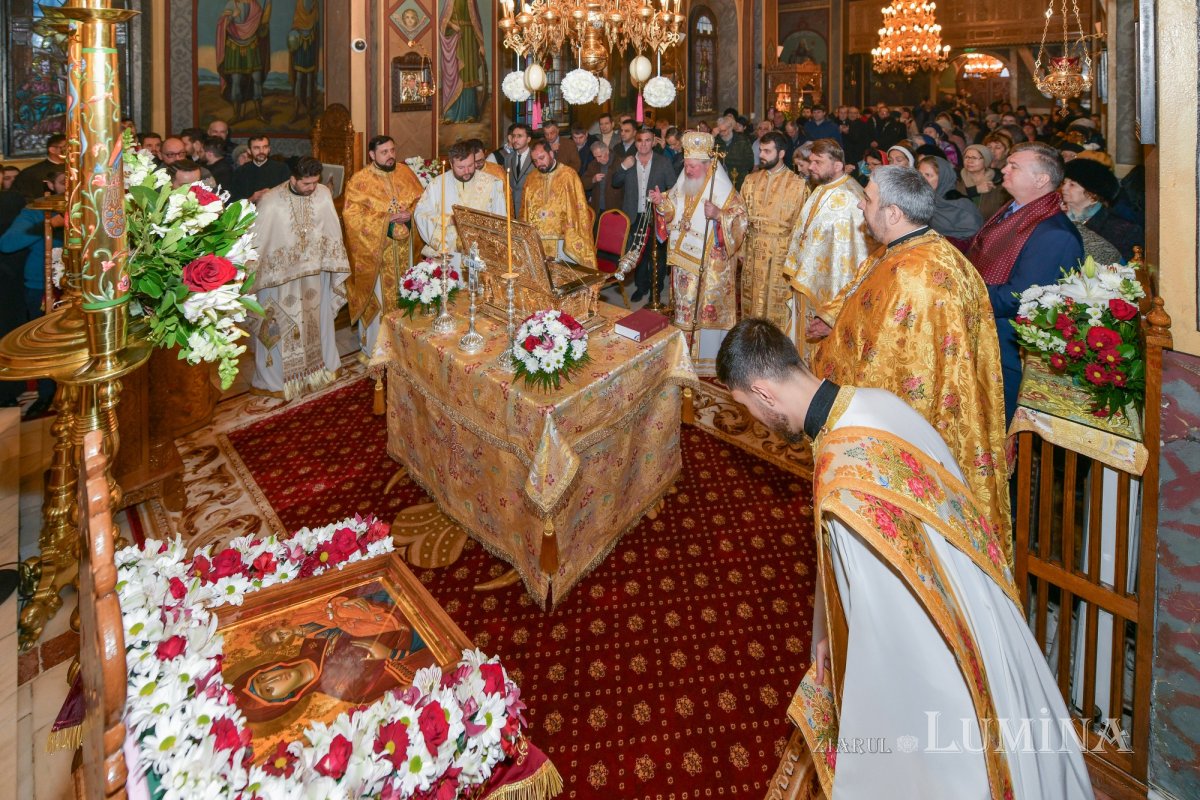 Raclă nouă pentru moaștele Sfântului Grigorie Teologul la o parohie din Capitală 284791
