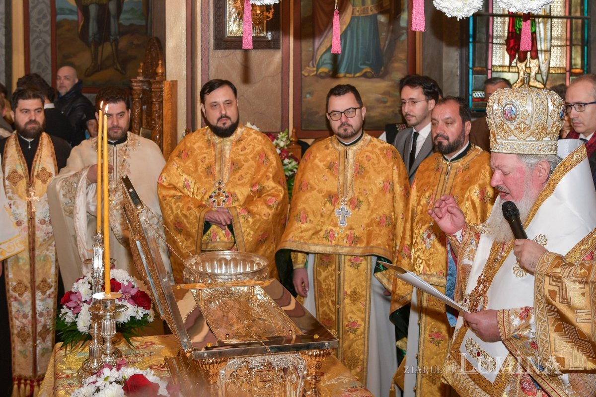 Raclă nouă pentru moaștele Sfântului Grigorie Teologul la o parohie din Capitală 284794