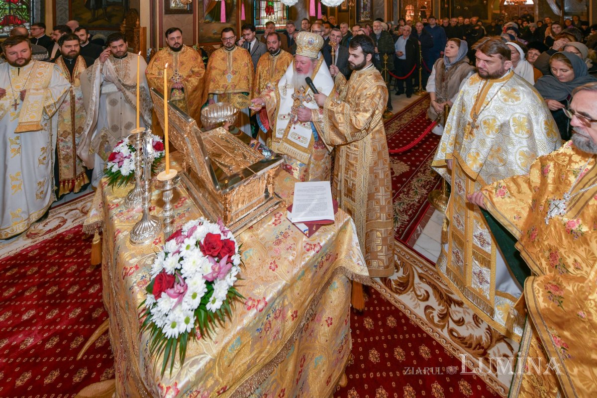 Raclă nouă pentru moaștele Sfântului Grigorie Teologul la o parohie din Capitală 284795