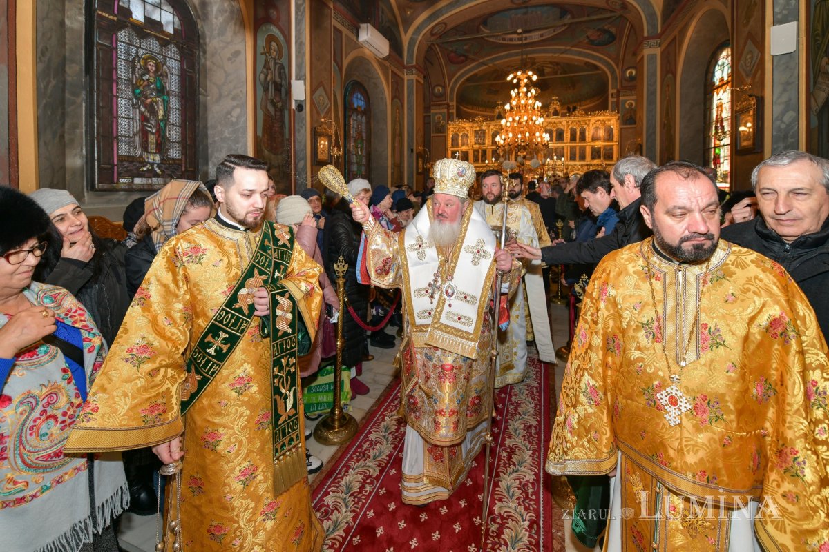 Raclă nouă pentru moaștele Sfântului Grigorie Teologul la o parohie din Capitală 284797