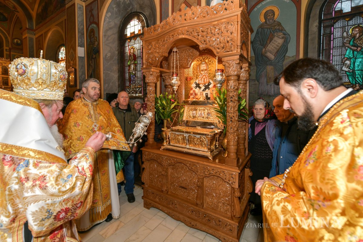 Raclă nouă pentru moaștele Sfântului Grigorie Teologul la o parohie din Capitală 284798