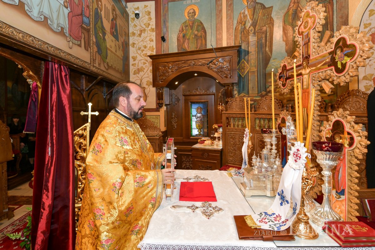 Raclă nouă pentru moaștele Sfântului Grigorie Teologul la o parohie din Capitală 284799