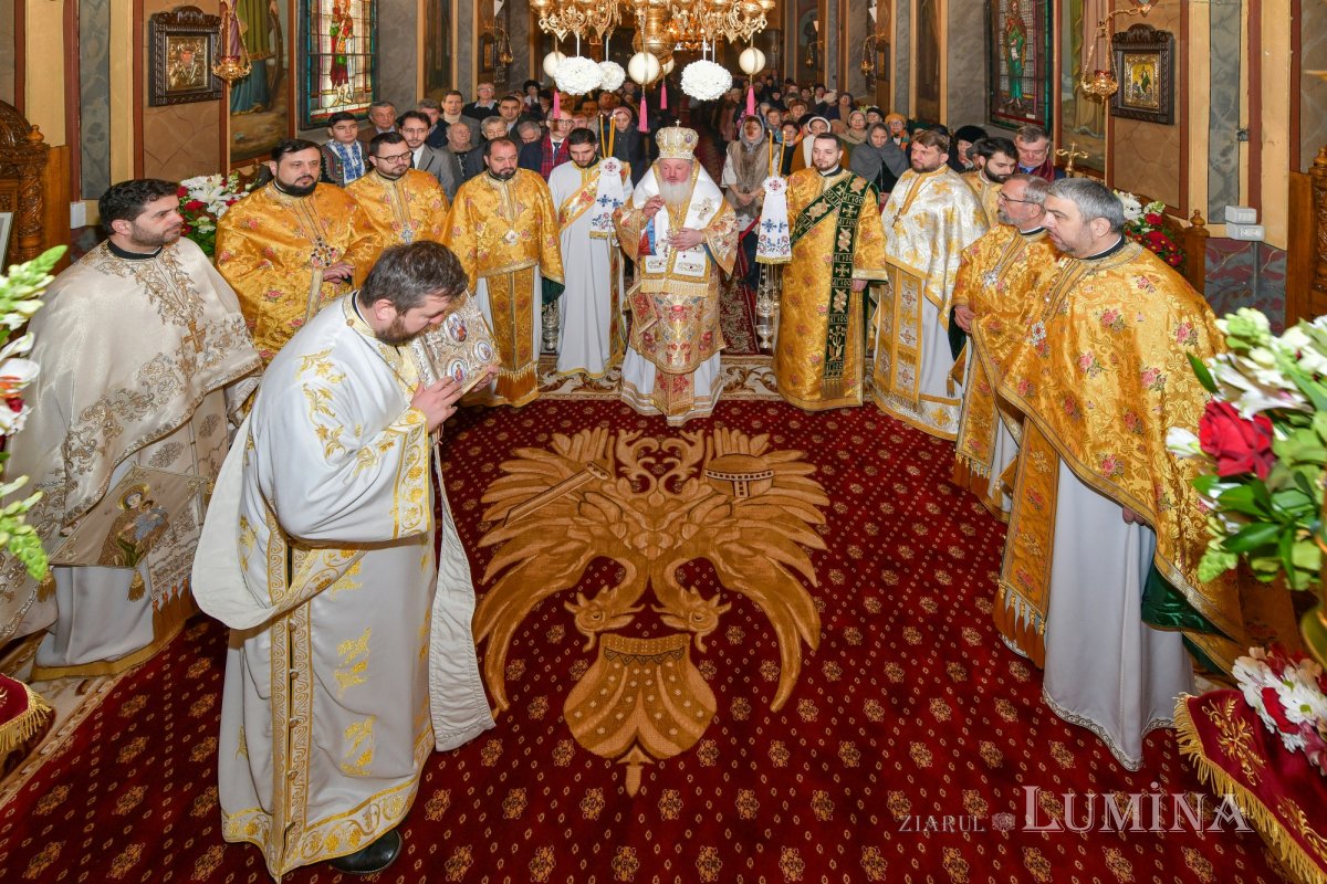 Raclă nouă pentru moaștele Sfântului Grigorie Teologul la o parohie din Capitală 284800