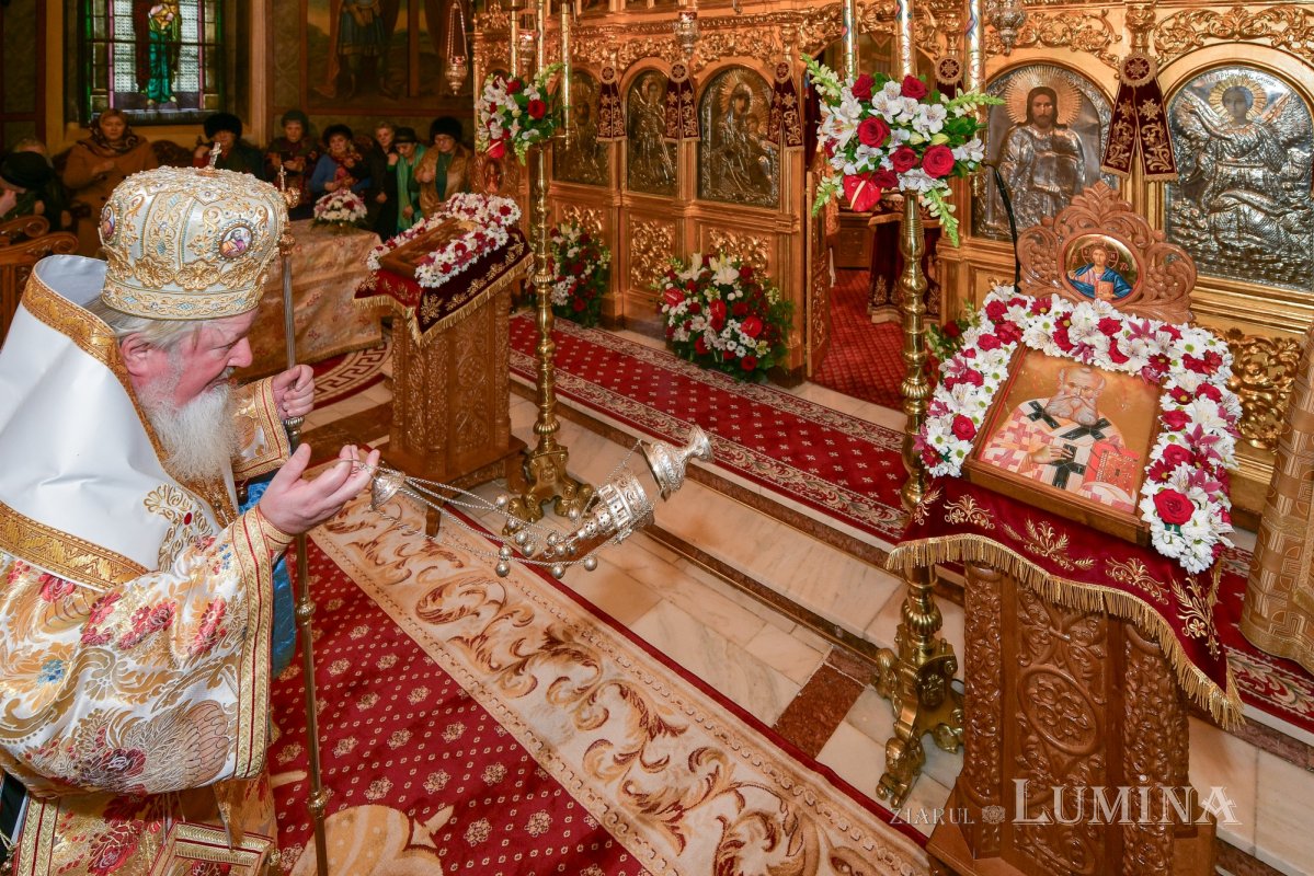 Raclă nouă pentru moaștele Sfântului Grigorie Teologul la o parohie din Capitală 284802