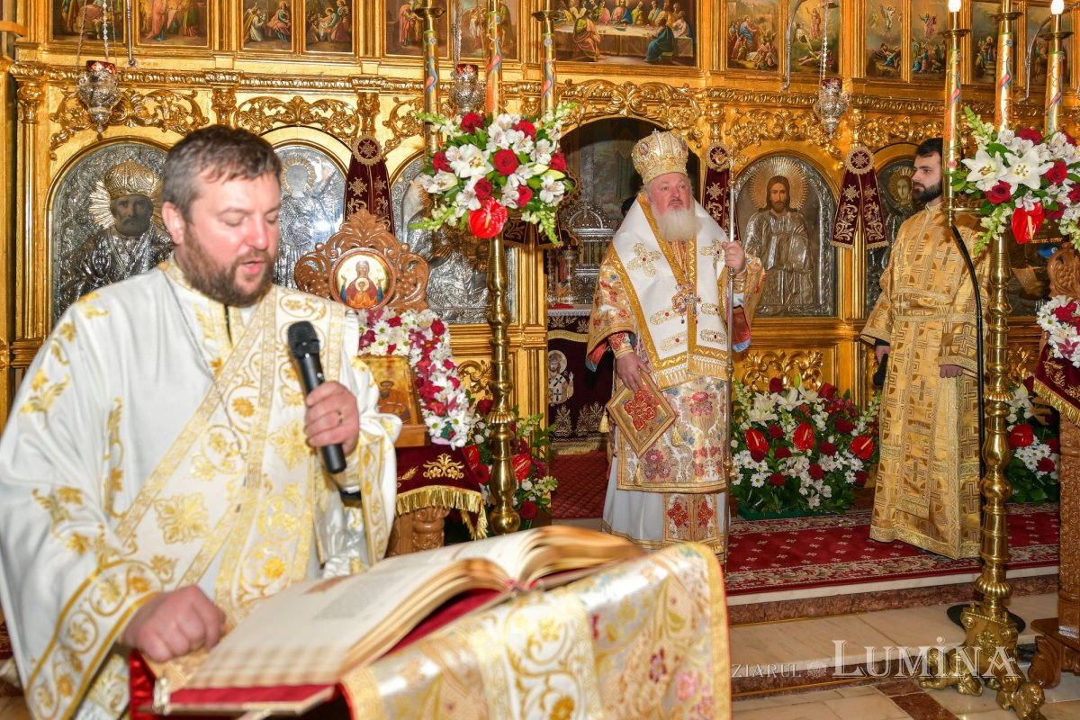 Raclă nouă pentru moaștele Sfântului Grigorie Teologul la o parohie din Capitală 284805