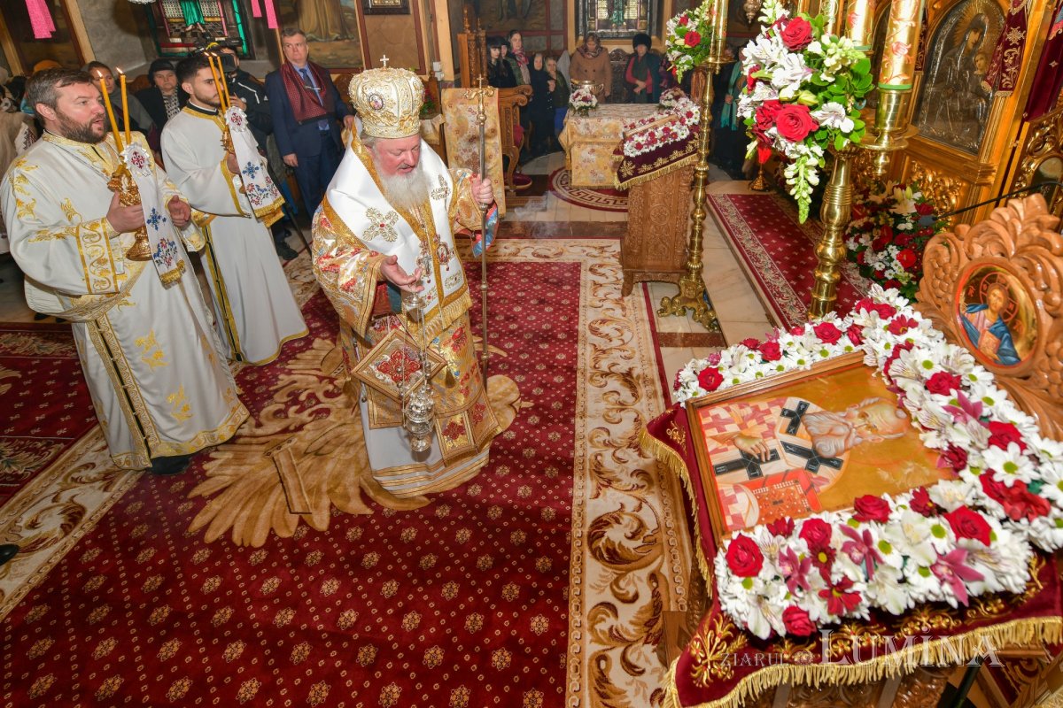 Raclă nouă pentru moaștele Sfântului Grigorie Teologul la o parohie din Capitală 284806