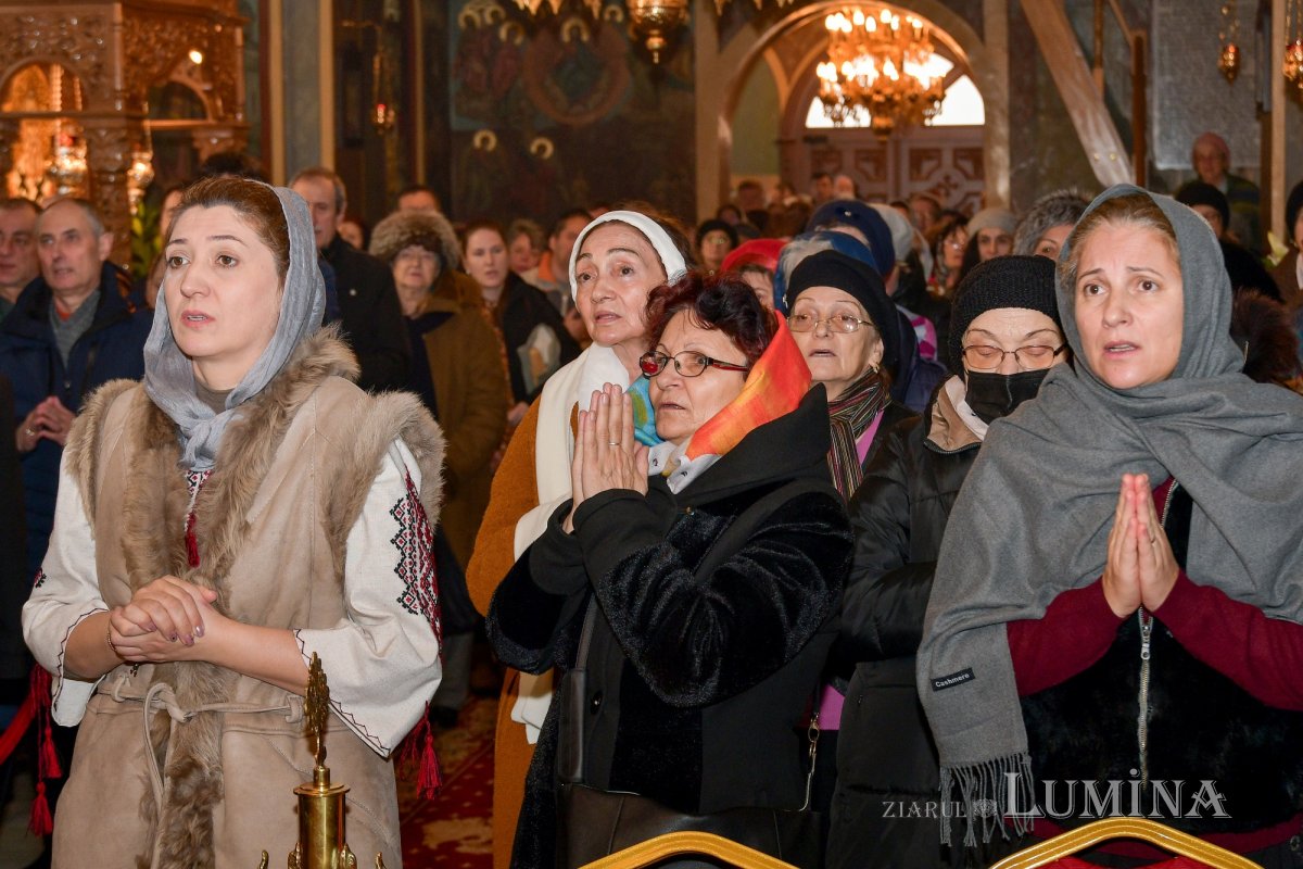 Raclă nouă pentru moaștele Sfântului Grigorie Teologul la o parohie din Capitală 284807