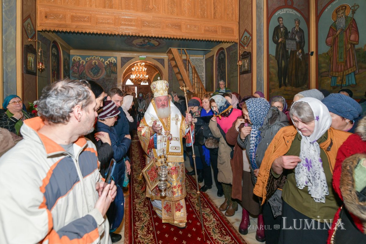 Raclă nouă pentru moaștele Sfântului Grigorie Teologul la o parohie din Capitală 284808