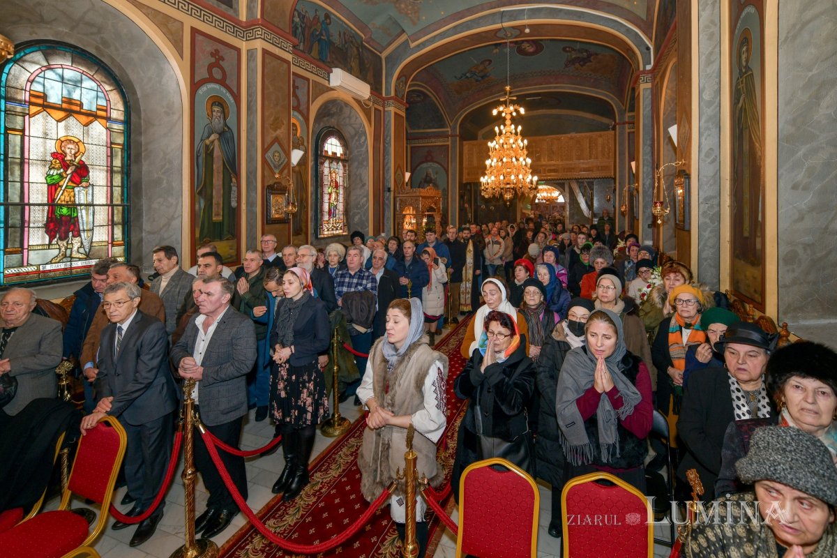 Raclă nouă pentru moaștele Sfântului Grigorie Teologul la o parohie din Capitală 284811