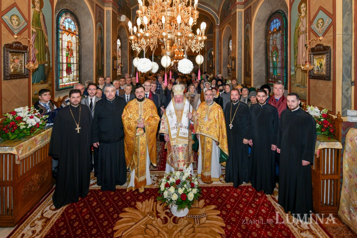 Raclă nouă pentru moaștele Sfântului Grigorie Teologul la o parohie din Capitală 284814