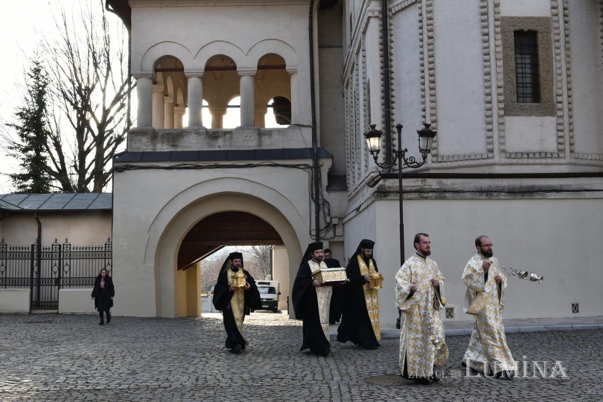 Sfinții Trei Ierarhi, prezenți în Catedrala Patriarhală prin cinstitele lor moaște 285027