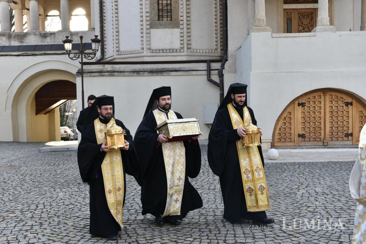 Sfinții Trei Ierarhi, prezenți în Catedrala Patriarhală prin cinstitele lor moaște 285028