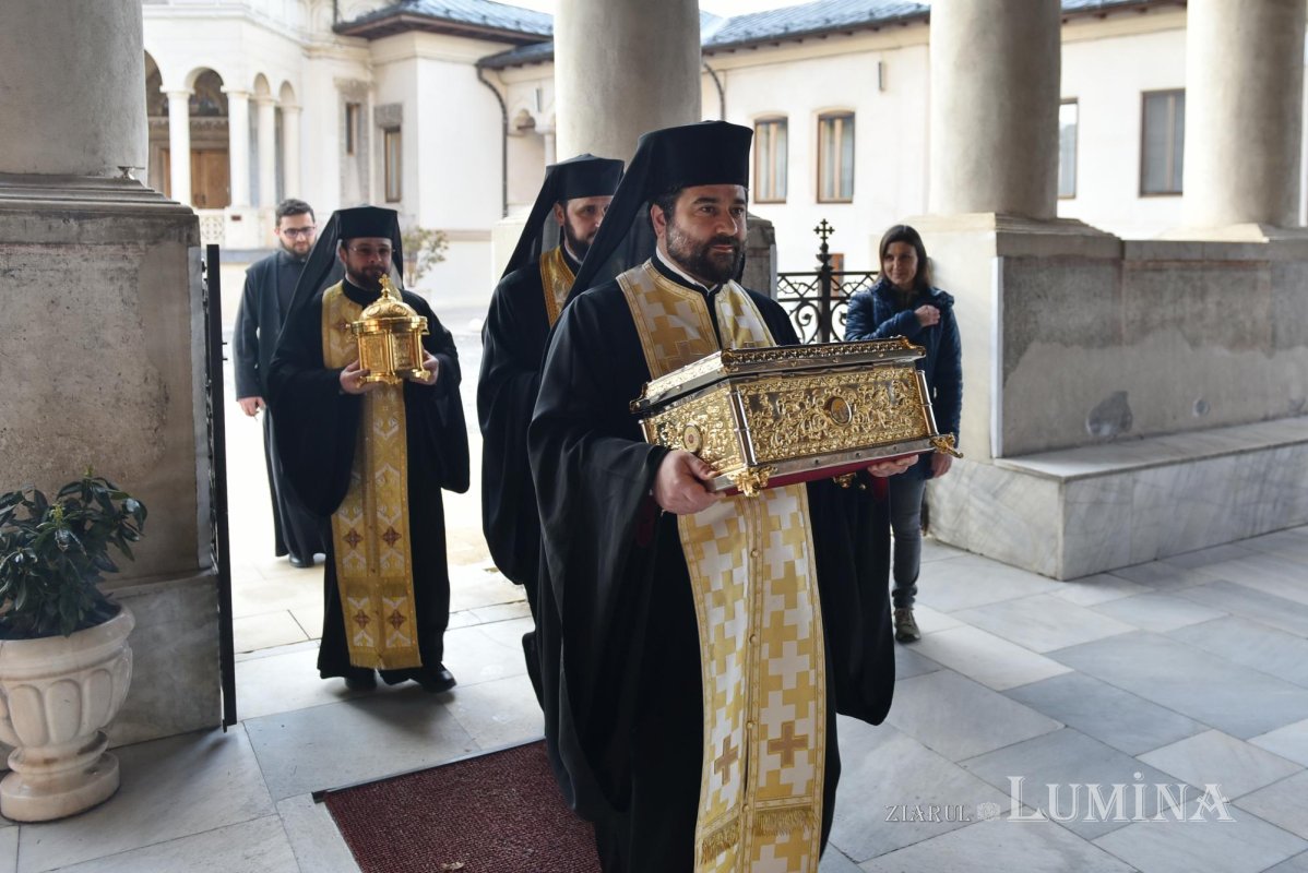 Sfinții Trei Ierarhi, prezenți în Catedrala Patriarhală prin cinstitele lor moaște 285030