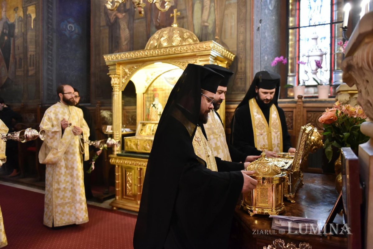 Sfinții Trei Ierarhi, prezenți în Catedrala Patriarhală prin cinstitele lor moaște 285031