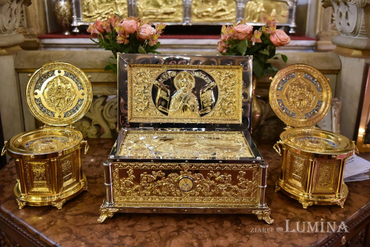 Sfinții Trei Ierarhi, prezenți în Catedrala Patriarhală prin cinstitele lor moaște 285032
