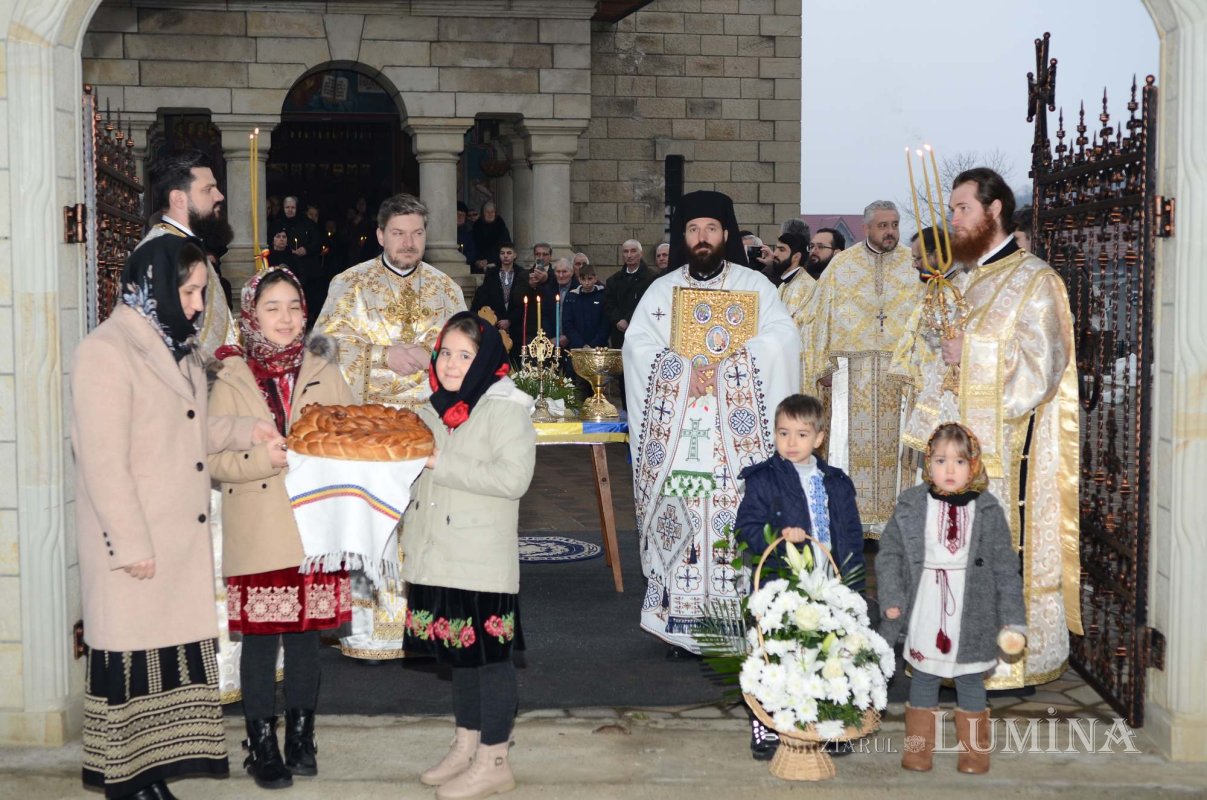 Întreită sărbătoare pentru parohia băcăuană Grozești, Oituz 285075