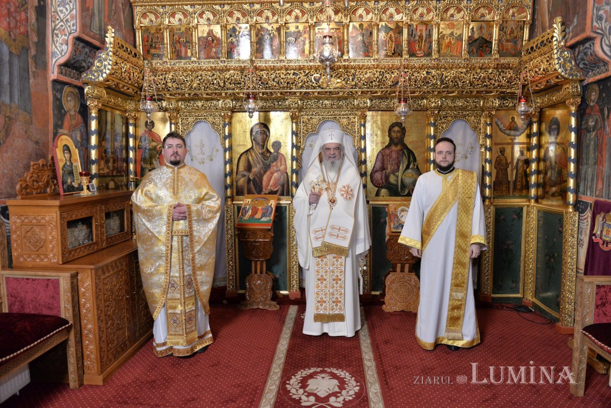 „Iubirea față de Dumnezeu și de aproapele este lumina vieții creștine” 285525