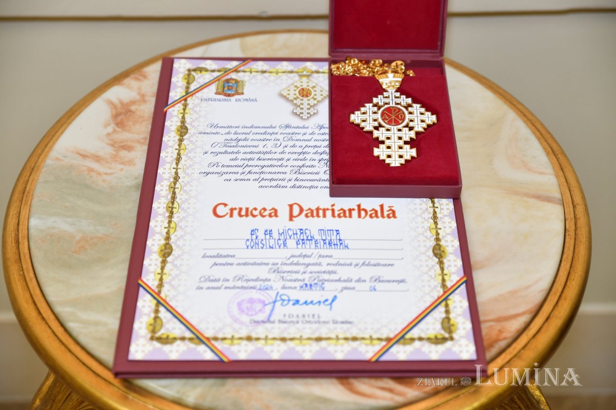 „Crucea Patriarhală” pentru părintele consilier Michael Tița 288076