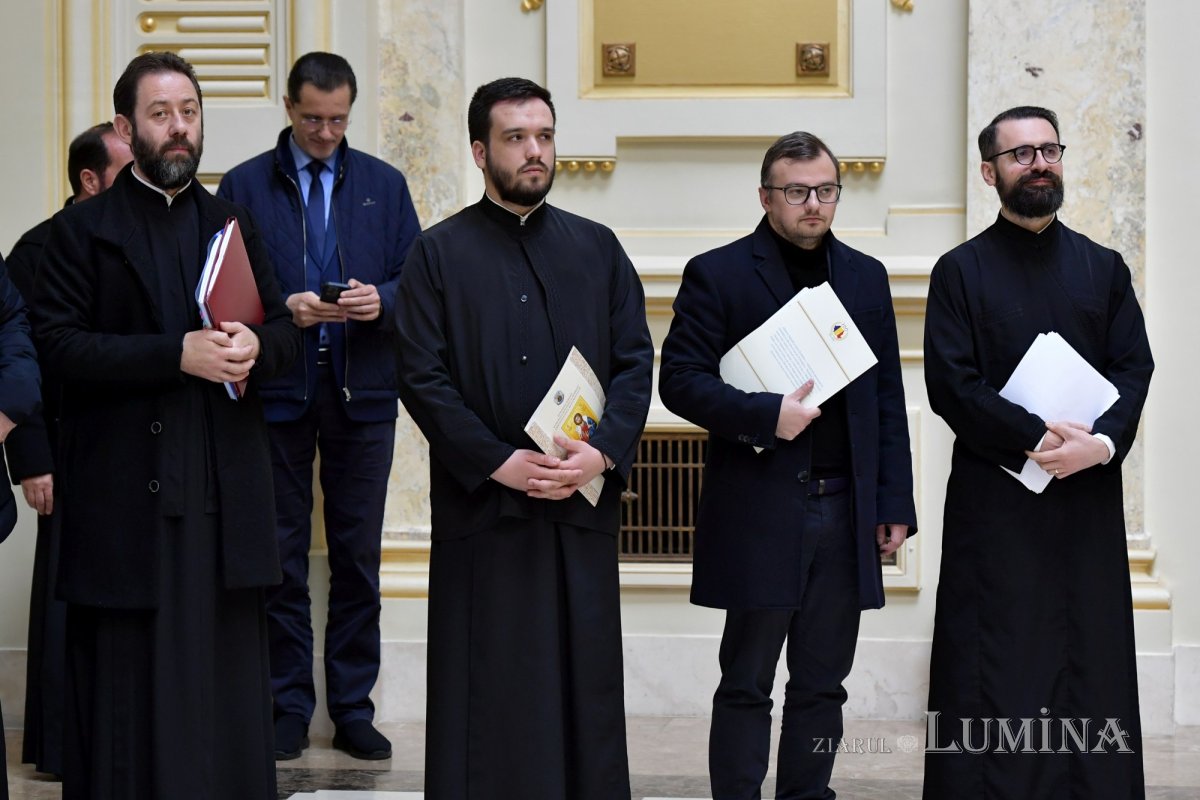 „Crucea Patriarhală” pentru părintele consilier Michael Tița 288080