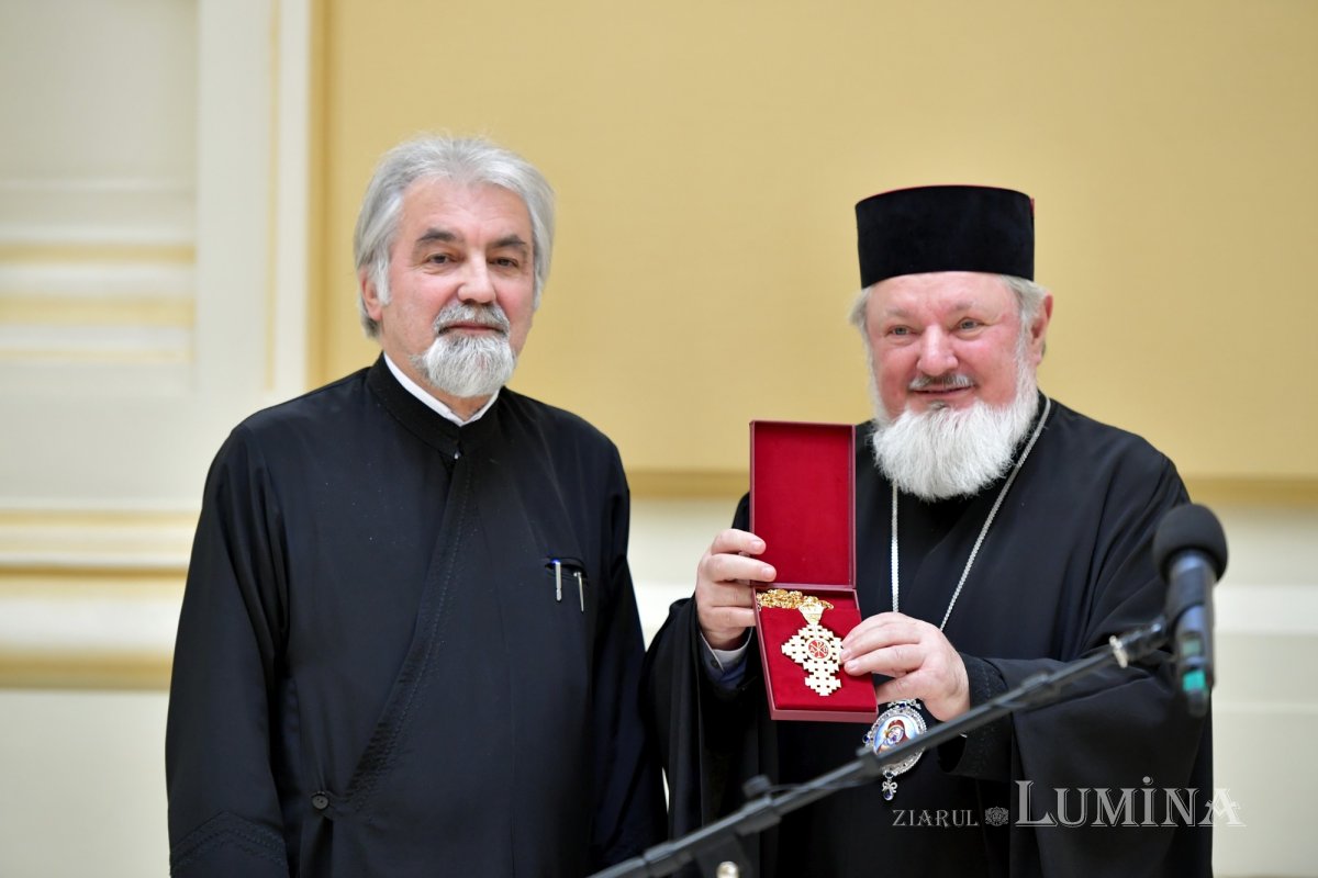 „Crucea Patriarhală” pentru părintele consilier Michael Tița 288086