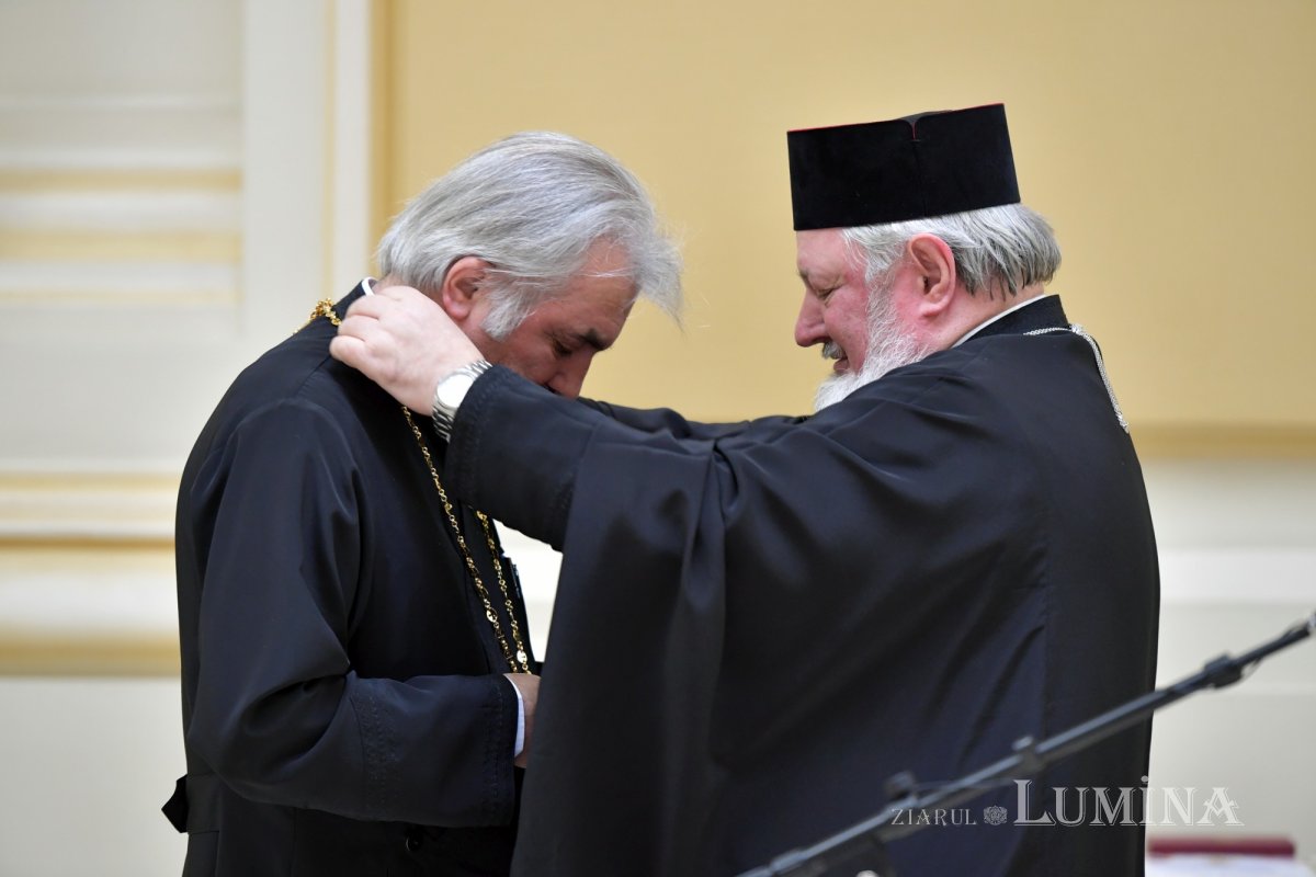„Crucea Patriarhală” pentru părintele consilier Michael Tița 288087