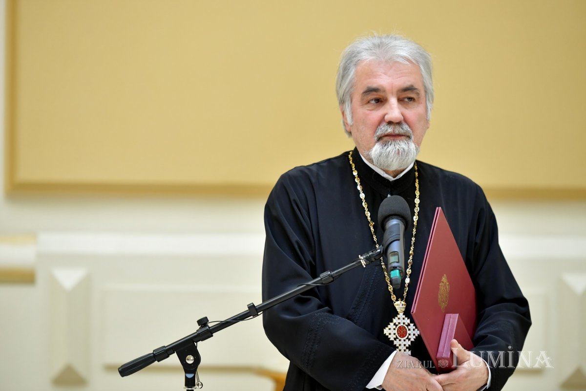 „Crucea Patriarhală” pentru părintele consilier Michael Tița 288090