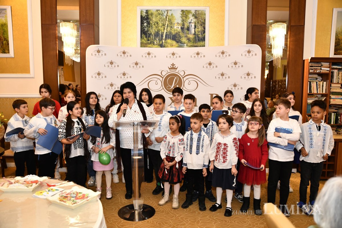 Cântece și daruri pentru rezidenții unui așezământ pentru vârstnici 288152