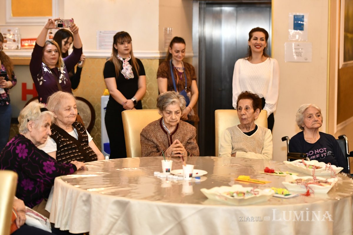 Cântece și daruri pentru rezidenții unui așezământ pentru vârstnici 288155