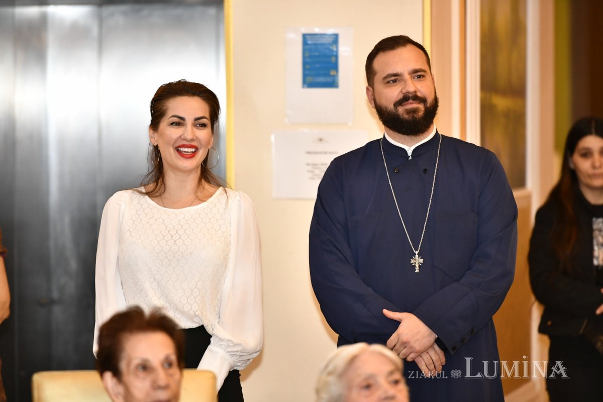 Cântece și daruri pentru rezidenții unui așezământ pentru vârstnici 288156