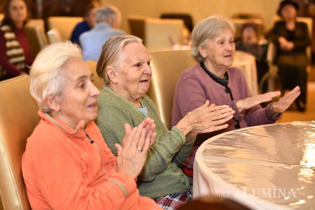 Cântece și daruri pentru rezidenții unui așezământ pentru vârstnici 288157