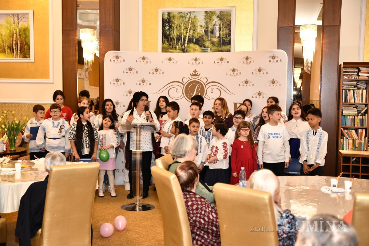 Cântece și daruri pentru rezidenții unui așezământ pentru vârstnici 288159