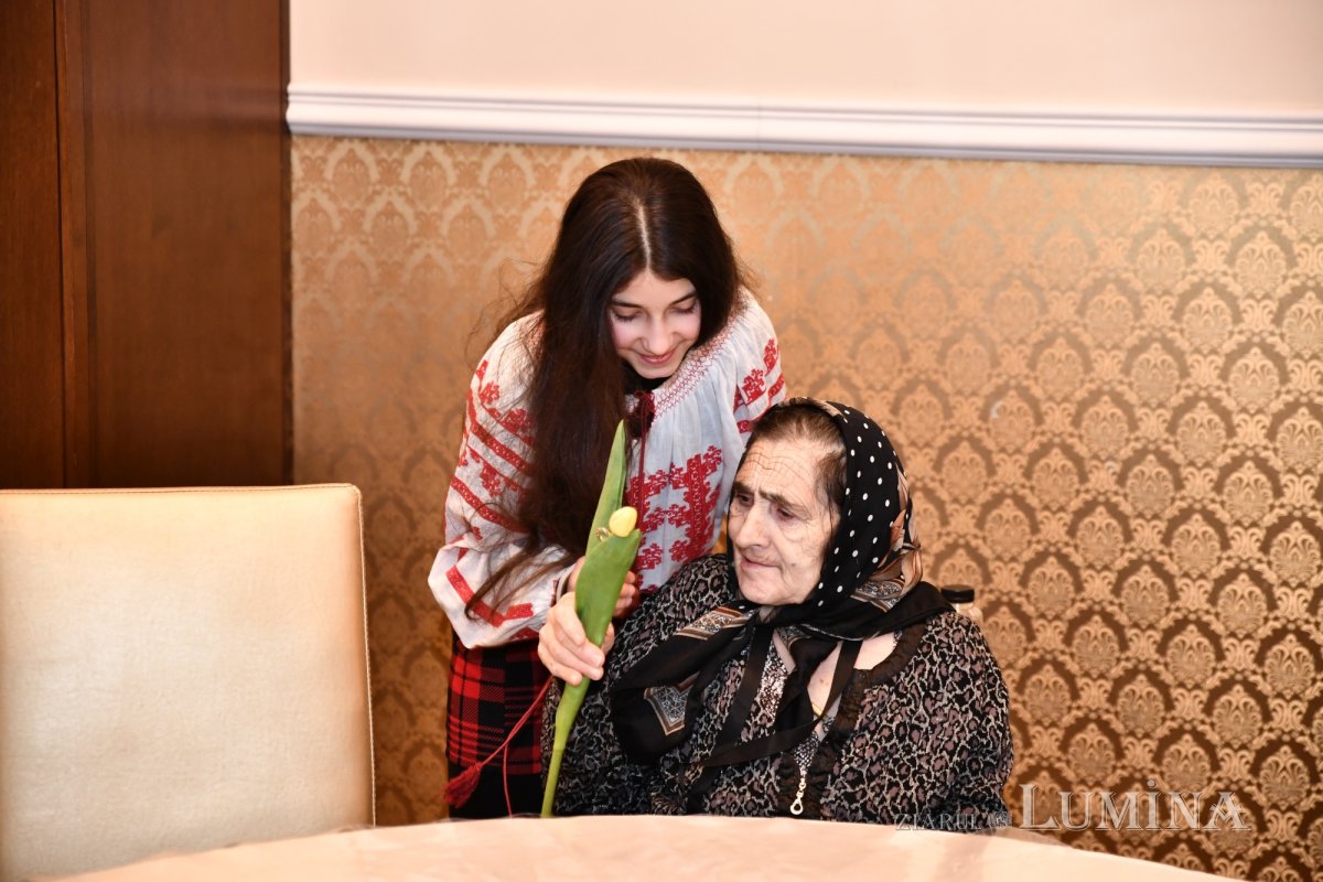 Cântece și daruri pentru rezidenții unui așezământ pentru vârstnici 288163