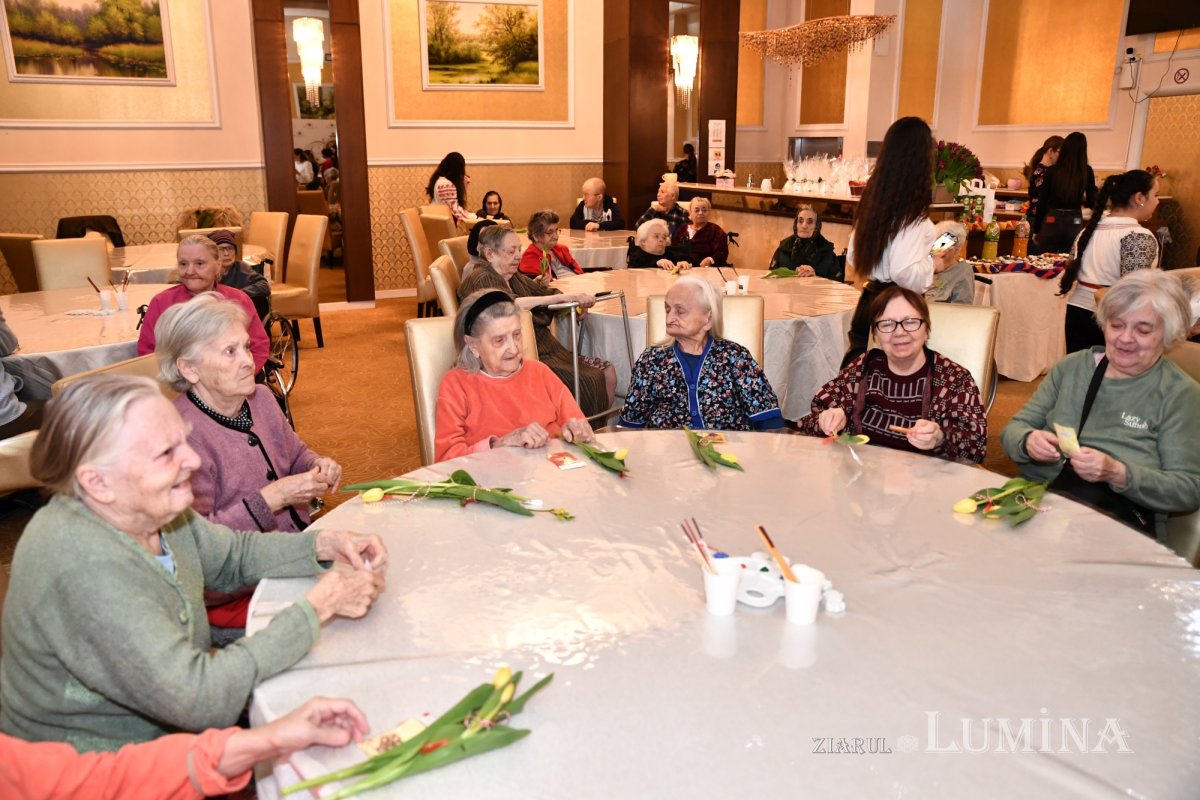 Cântece și daruri pentru rezidenții unui așezământ pentru vârstnici 288164