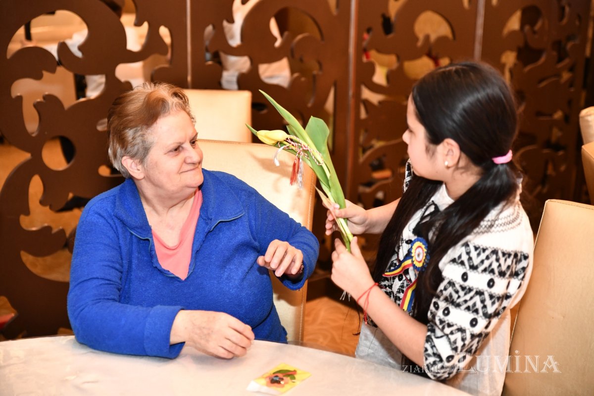 Cântece și daruri pentru rezidenții unui așezământ pentru vârstnici 288166