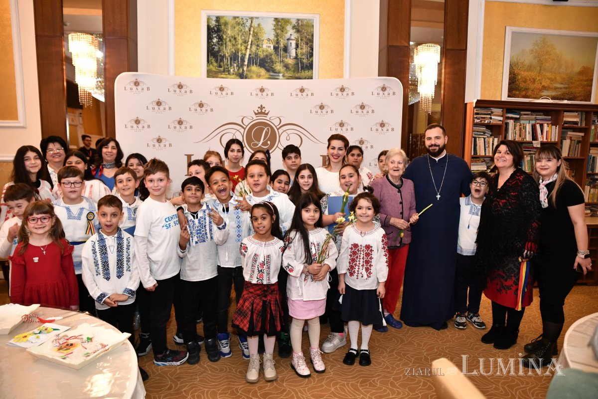 Cântece și daruri pentru rezidenții unui așezământ pentru vârstnici 288167