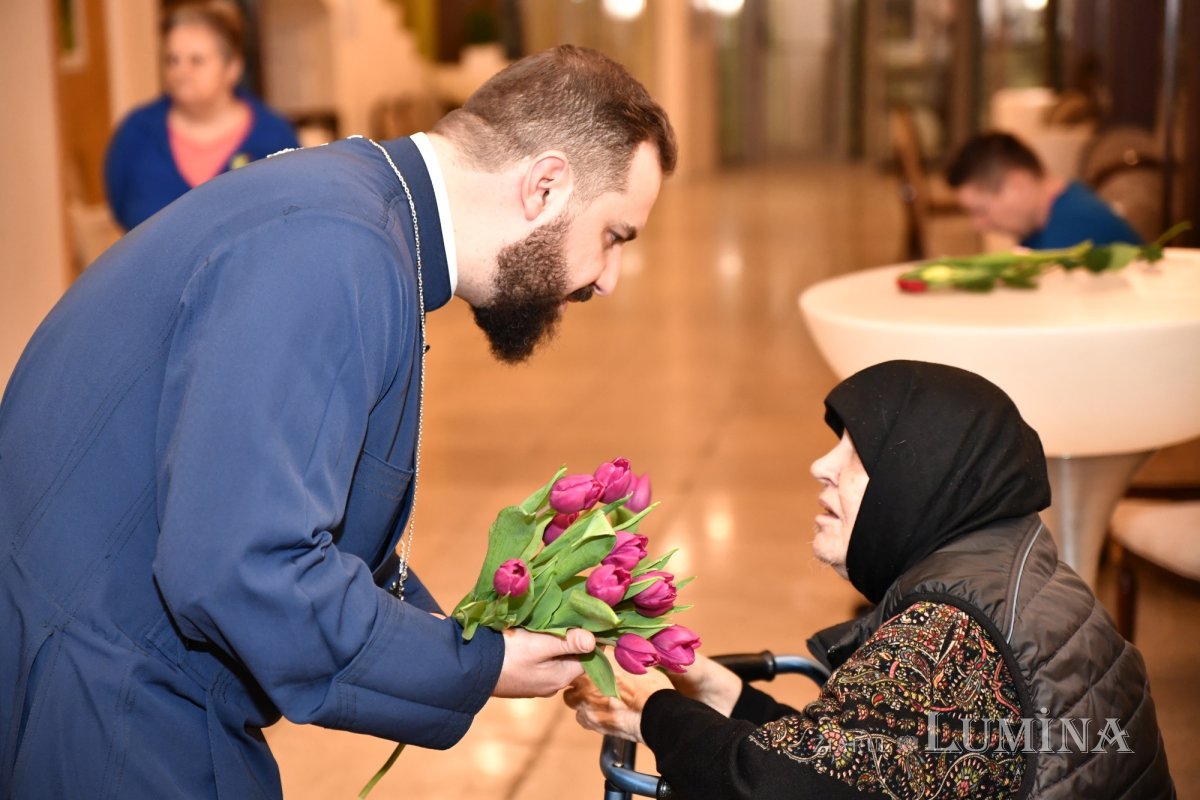 Cântece și daruri pentru rezidenții unui așezământ pentru vârstnici 288168