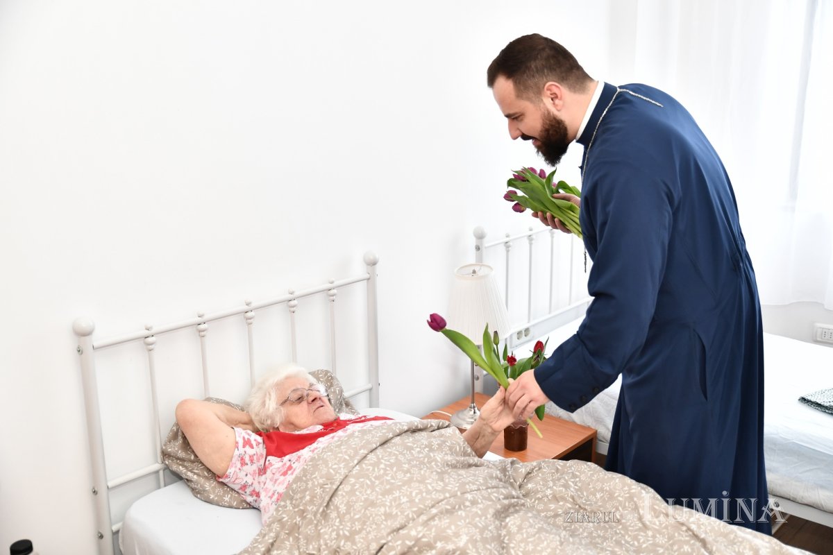 Cântece și daruri pentru rezidenții unui așezământ pentru vârstnici 288169