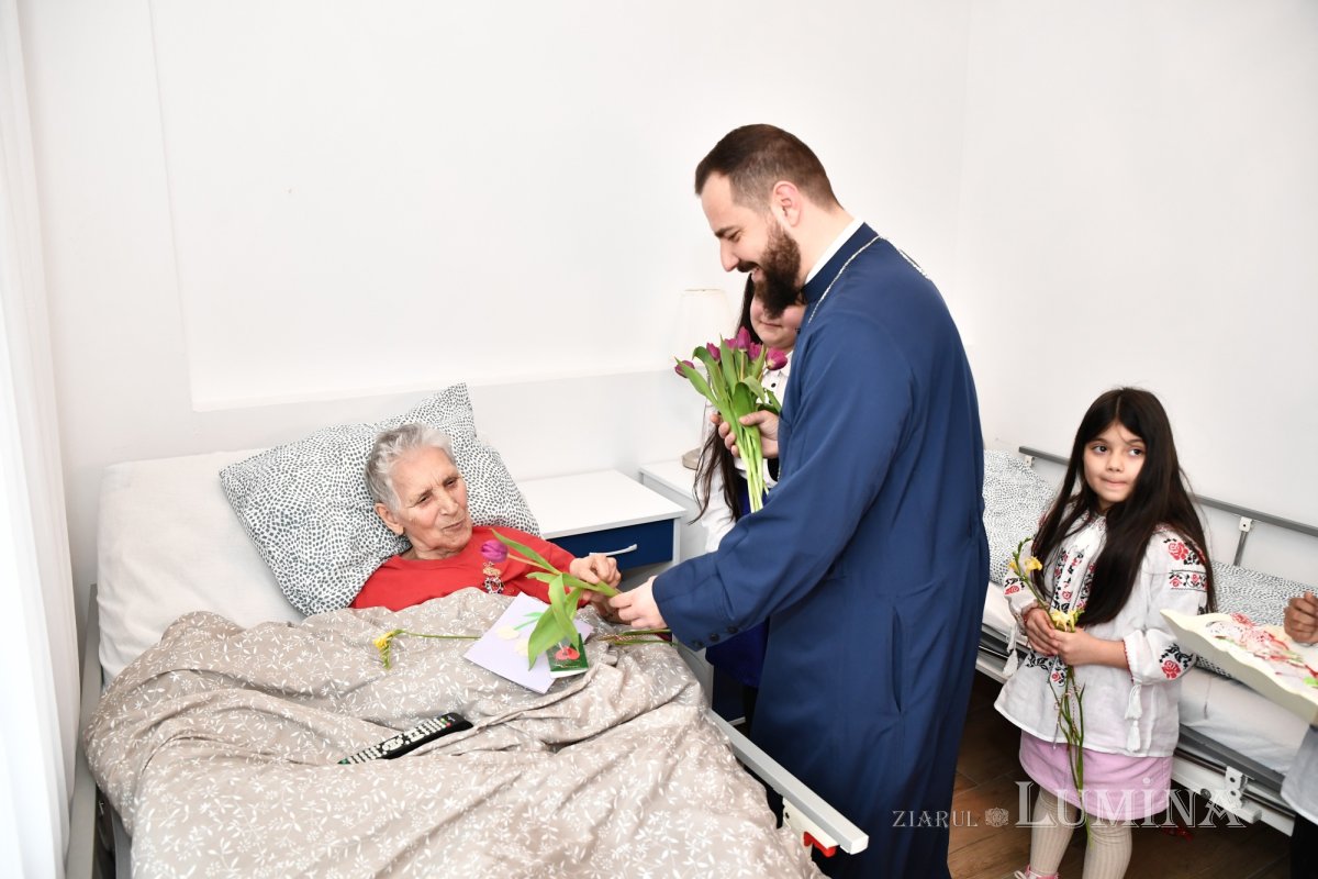 Cântece și daruri pentru rezidenții unui așezământ pentru vârstnici 288173